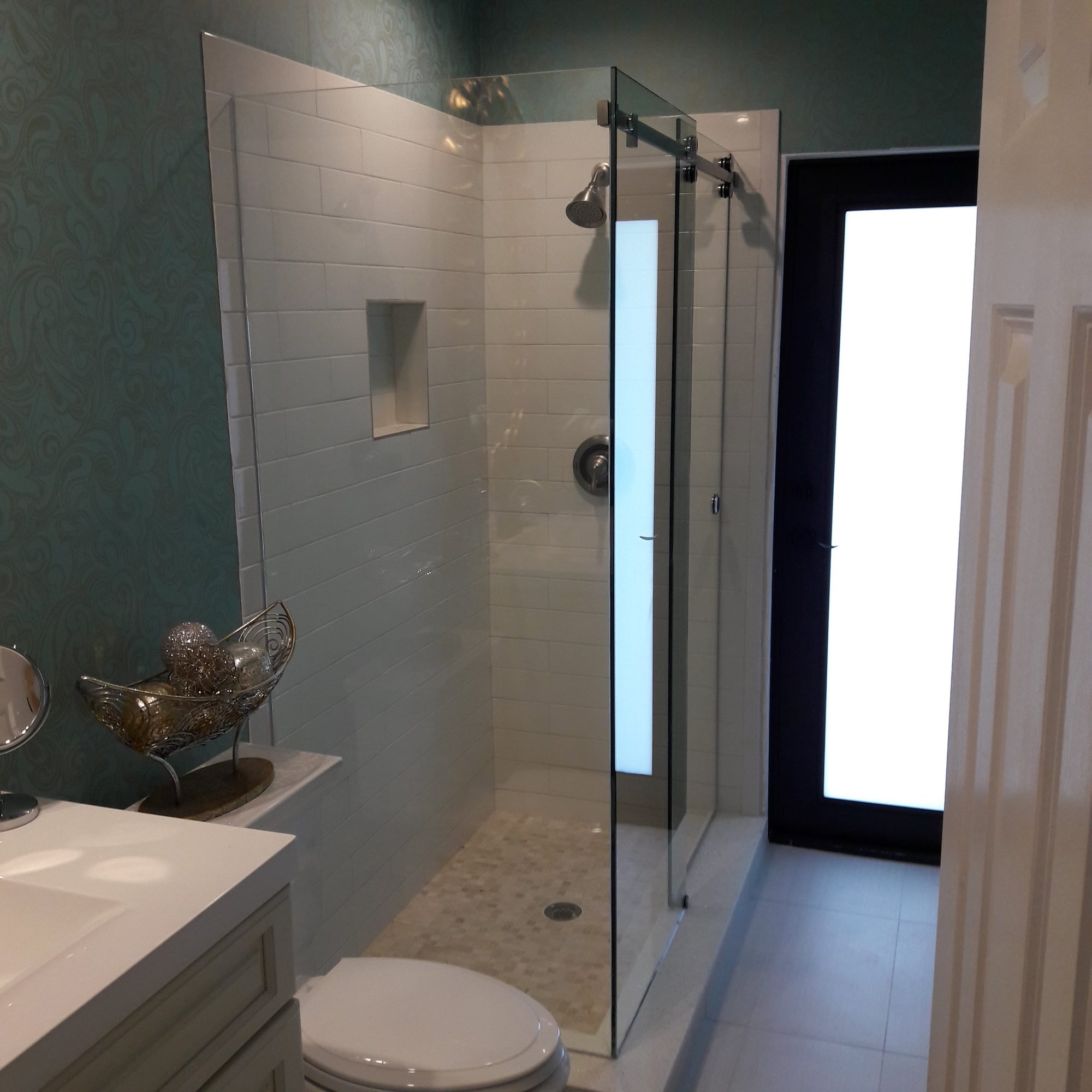 Frameless Shower & Tub Enclosures project by Advanced Glass Industries in South Florida — photo 9