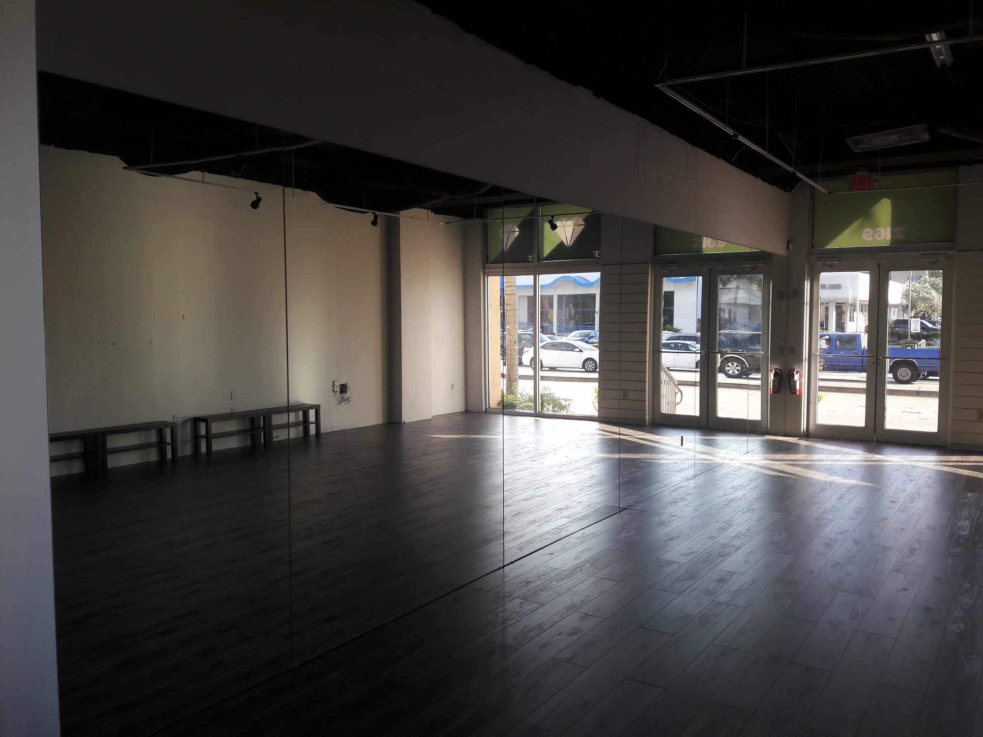 Mirrors project by Advanced Glass Industries in South Florida — photo 9