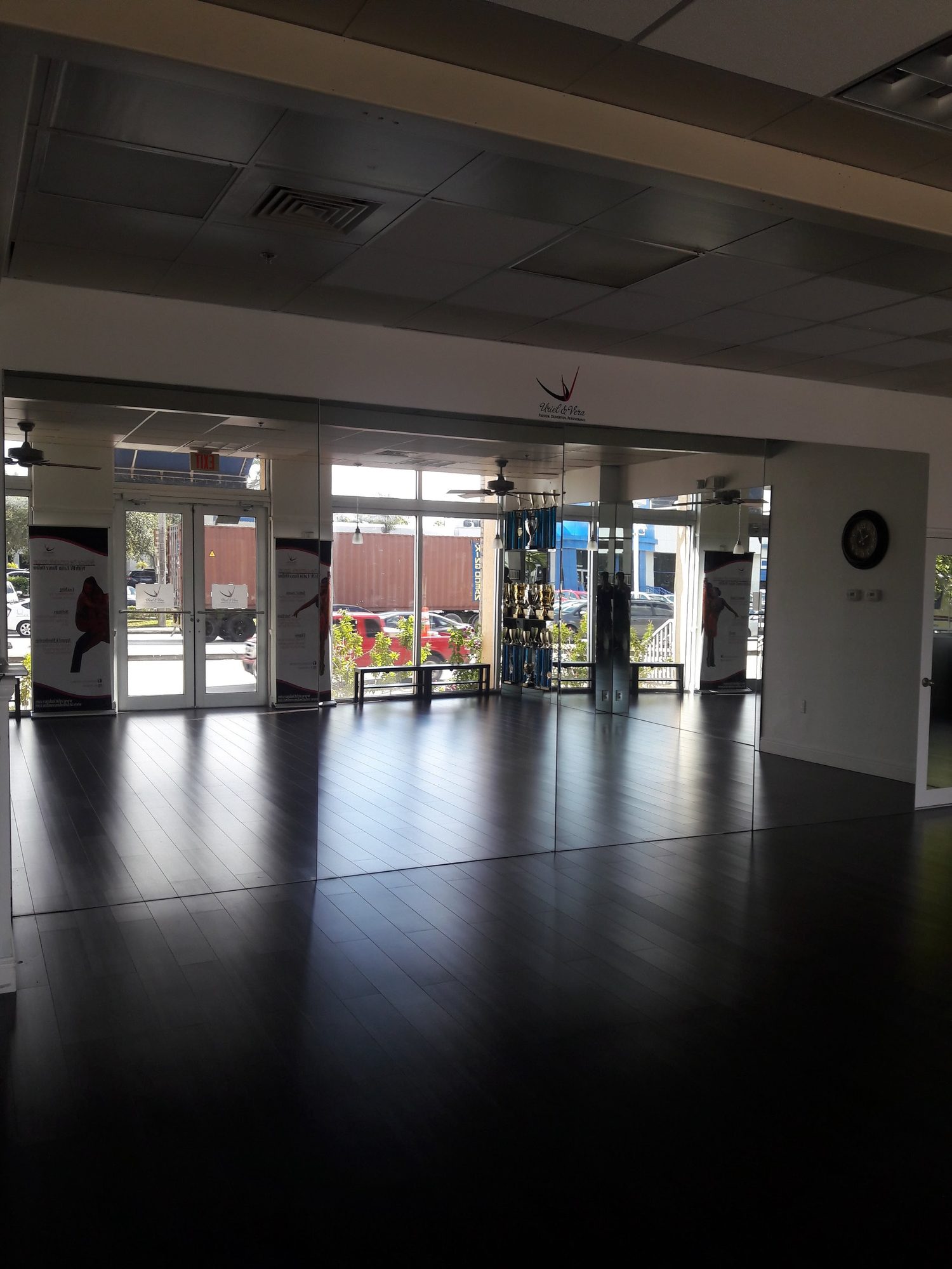 Mirrors project by Advanced Glass Industries in South Florida — photo 8